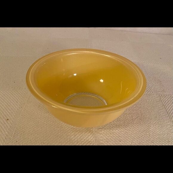 Vintage Pyrex Nesting Mixing Bowl Clear Bottom 1L 322 Used On TV Show. - Picture 1 of 10